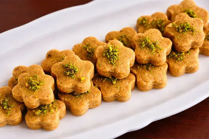 طرز تهیه شیرینی نخودچی؛ راز لطافت و عطر نوستالژیک عید